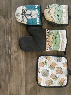 Star Wars The Mandalorian & Grogu Black Teal Oven Mitts and Pot Holders